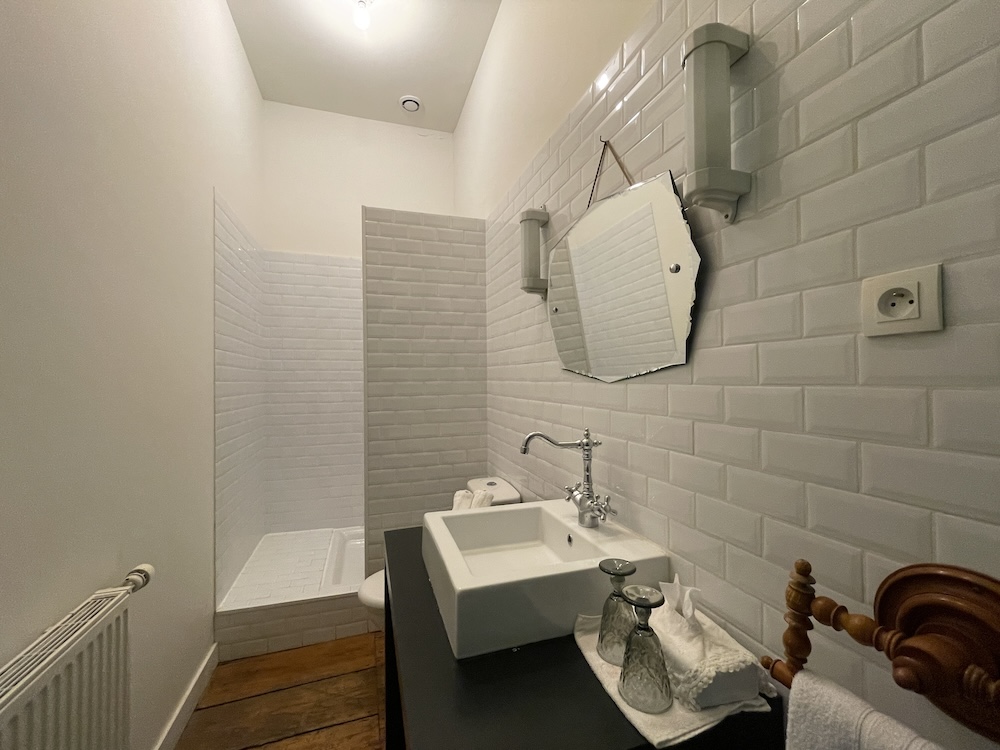 Chambre la Pêcheur salle de bain plan principal